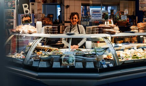 Griechische Frau lächelt
